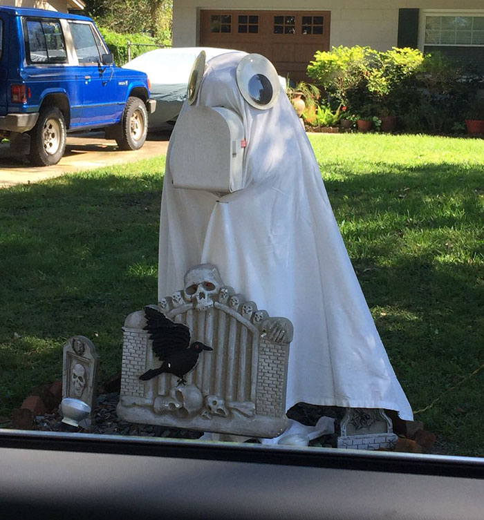 neighbors dressed up manatee mailbox marley 3 5a3a0f2630cb4  700 - “My Neighbor Has This Manatee Mailbox He Dresses Up Throughout The Year And I’m Kind Of Obsessed With It”