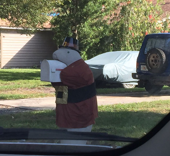 neighbors dressed up manatee mailbox marley 5 5a3a0f2b90332  700 - “My Neighbor Has This Manatee Mailbox He Dresses Up Throughout The Year And I’m Kind Of Obsessed With It”