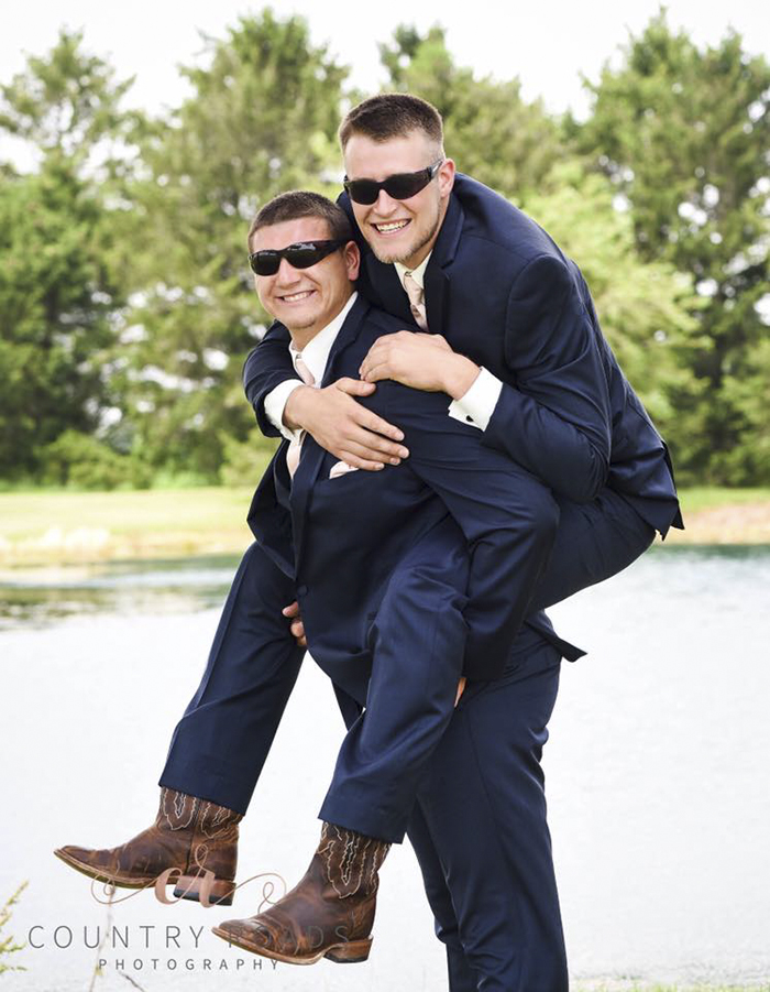 newlyweds best man funny third wheel photos lindsey berger 7 5a3cb7648fa79  700 - ‘Third Wheel’ Best Man Hijacks His Best Friend’s Wedding Photoshoot, And It’s Hilarious