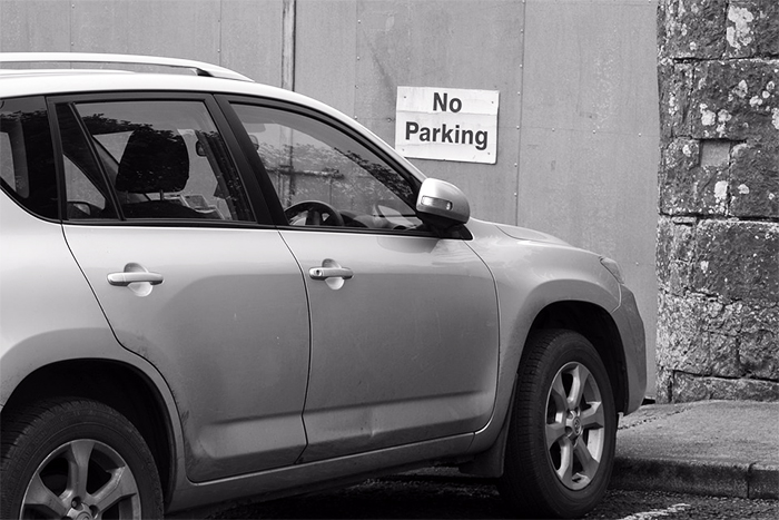 Rude Woman Refuses To Leave ‘No Parking’ Zone, So Construction Workers Get The Best Revenge