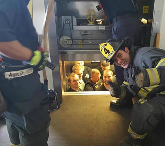 Bomberos de Kansas salvando a la policía de Kansas atrapada en un ascensor