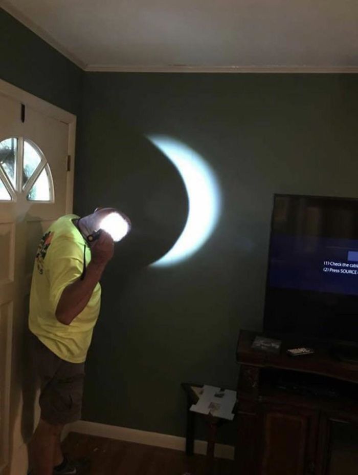 Hubo una tormenta durante el eclipse, así que decidió improvisar