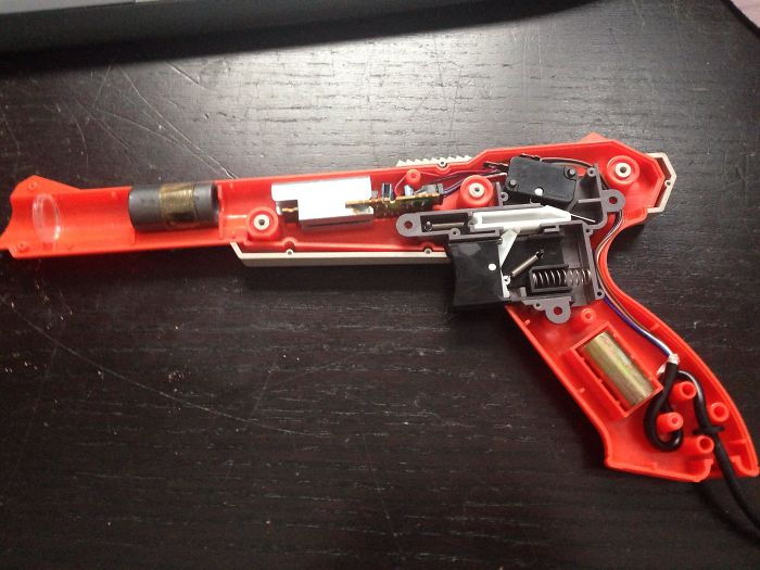 This Is What The Inside Of An Nes Zapper Looks Like!