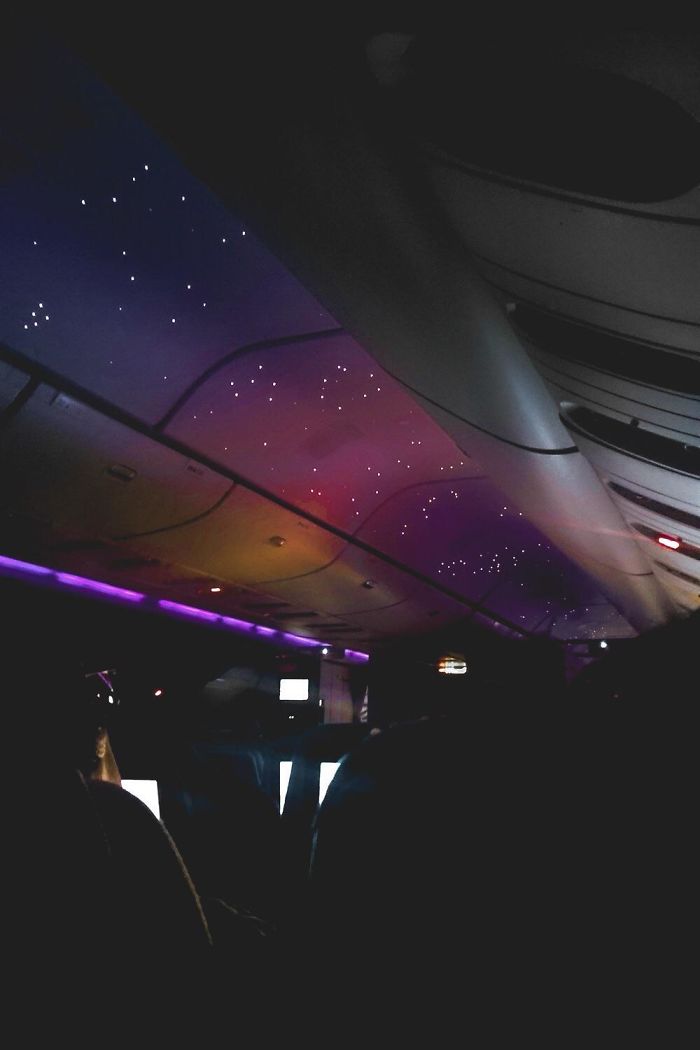Simulación de cielo nocturno en un vuelo de noche
