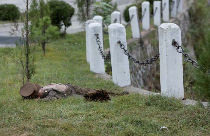 Soldado durmiendo en el campo