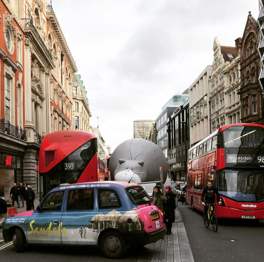 Five Huge, Inflatable Fat Cats Prowl Around London To Encourage People To Send A Message To The Banks