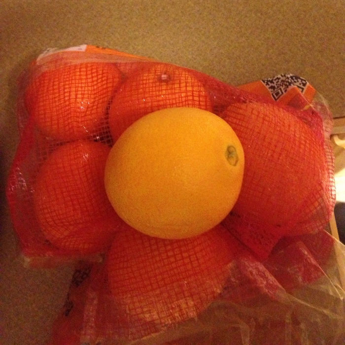 Empaquetan Las Naranjas En Malla Roja Para Hacer Que Parezcan Más Naranjas
