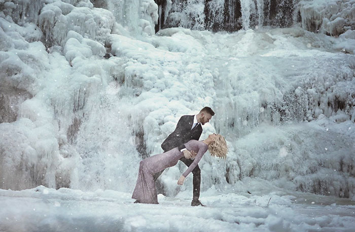 Couple Braves The Cold For Their Engagement Photoshoot And The Photos Are Breathtaking
