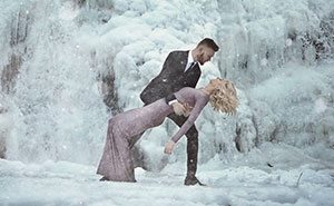 Una pareja se adentra en el frío para su sesión de fotos de compromiso y las imágenes son impresionantes