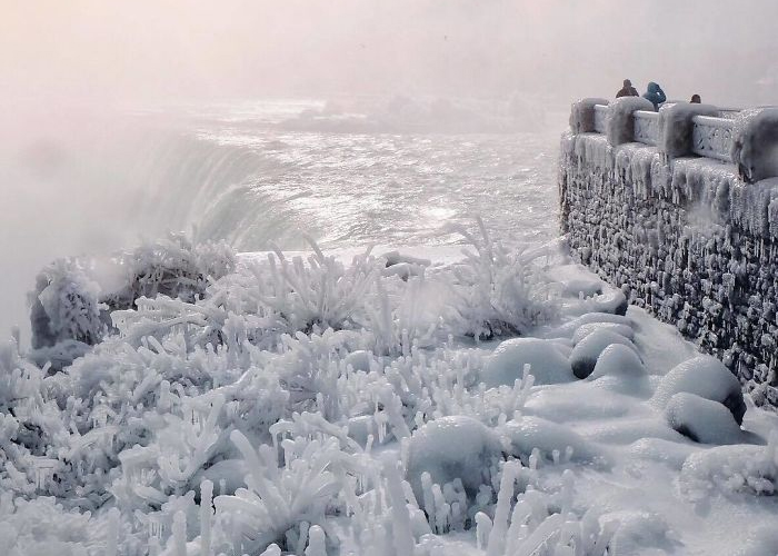 It’s So Cold In North America That Niagara Falls Is Frozen, And It Looks Like Something From Narnia