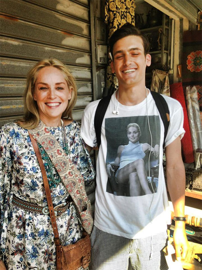 Iba paseando por Tel Aviv con su camiseta de Instinto básico cuando se encontró a Sharon Stone
