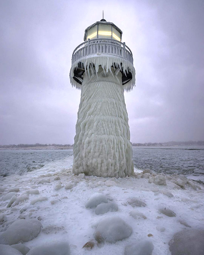 Clima ártico en St. Joseph Michigan. Hasta el faro está helado