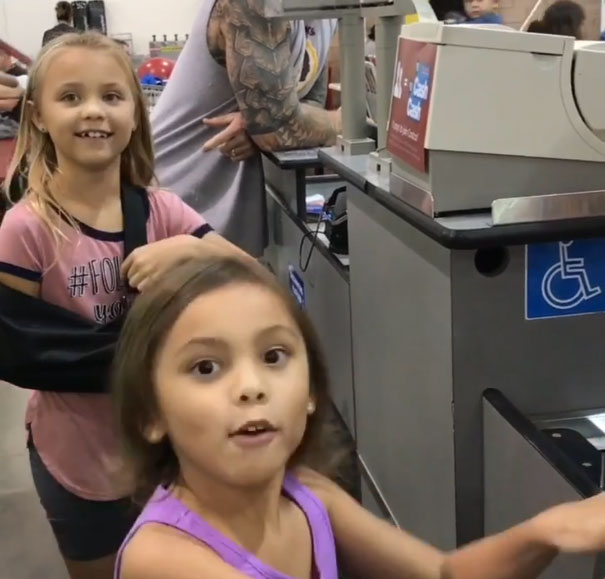Unas hermanas confunden a un cajero de Costco con Maui de 'Moana' y su reacción es adorable