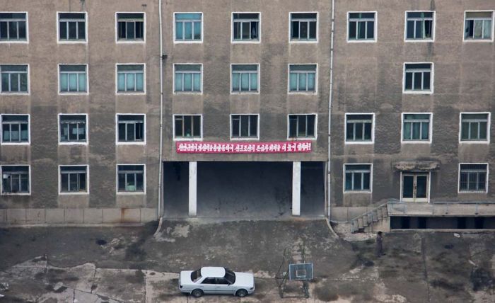 Como Pyongyang es lo que todos ven, las fachadas están bien cuidadas. Pero si consigues ver el interior...