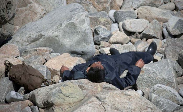 Hombre descansando en las rocas junto al mar en Chilbo. Me pidieron que la borrara porque los medios podrían decir que estaba muerto