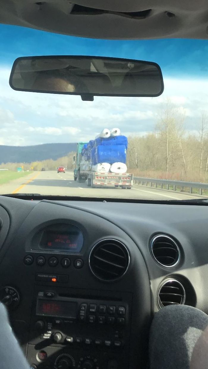 Este camión llevando rollos de plástico se parece al monstruo de las galletas