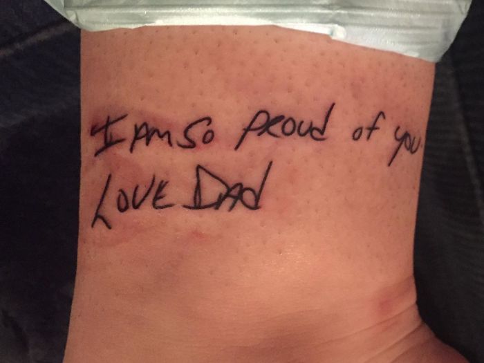 Mi padre falleció en 2009, y me tatué una nota que me dejó como recordatorio: "Estoy muy orgulloso de ti. Te quiero. Papá"