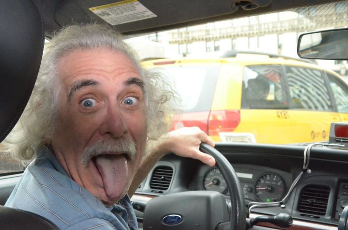 Albert Einstein conduce un taxi en Nueva York