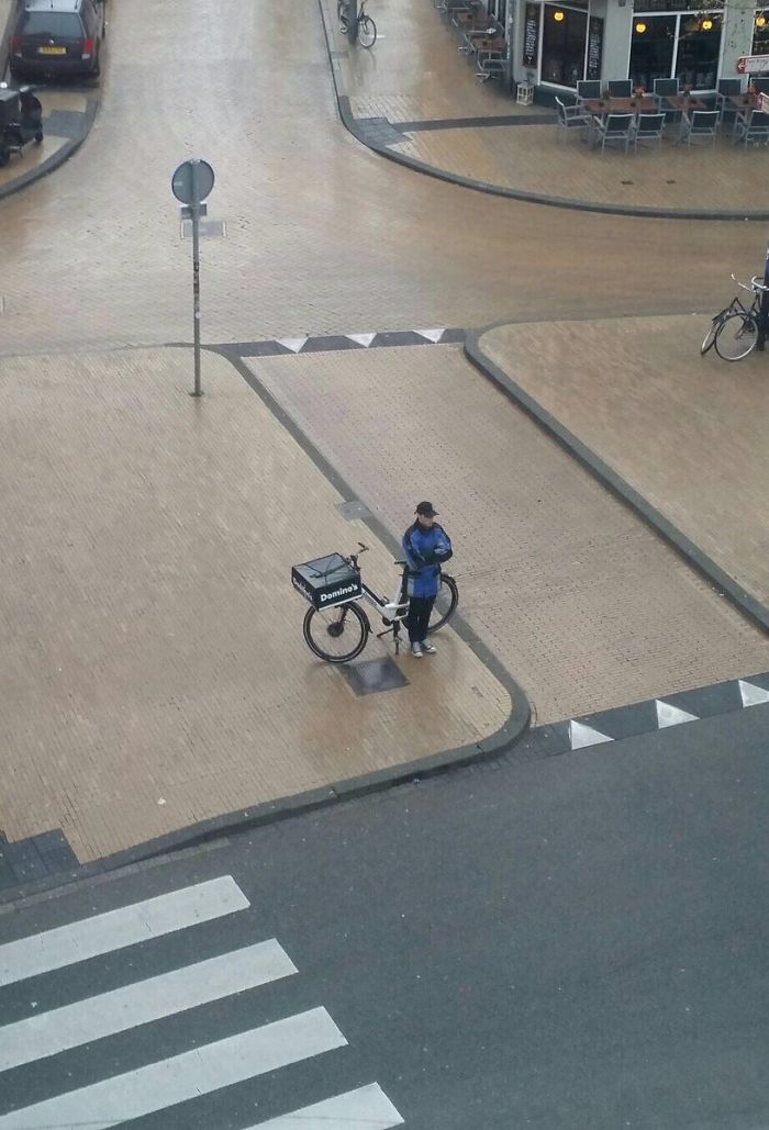 All Of The Netherlands Was Silent For 2 Minutes Today To Remember Victims Of War. This Dominoes Delivery Boy Stopped In The Middle Of The Streets