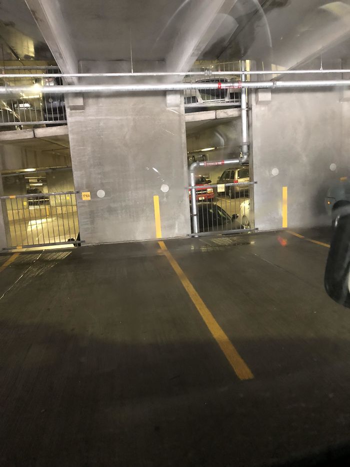 Las líneas de la plaza de aparcamiento suben hasta la pared, para ayudarte al aparcar