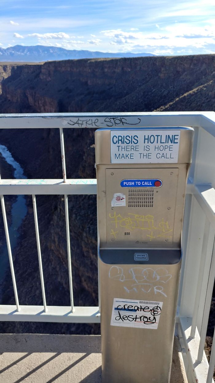 Puente con teléfono para personas en crisis que piensen en suicidarse