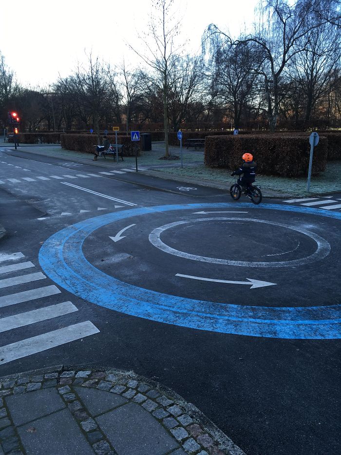 Patio para bicicletas en Copenhague, donde los niños practican y aprenden las normas para circular en bici por la ciudad antes de salir a las calles