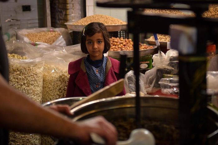 Pequeña niña iraní esperando dulces