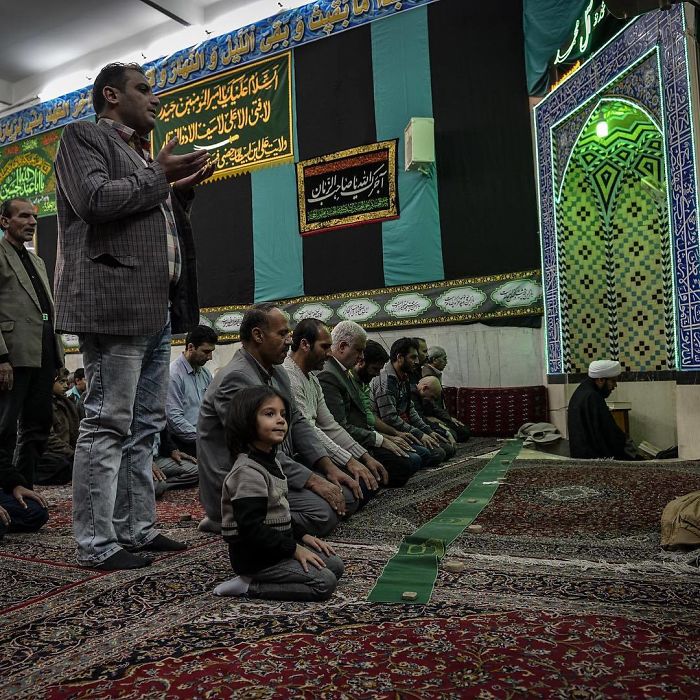 Un padre y su hija rezan juntos en la mezquita