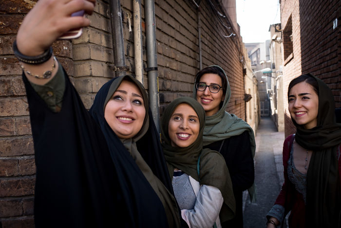 Chicas iraníes tomándose un selfie