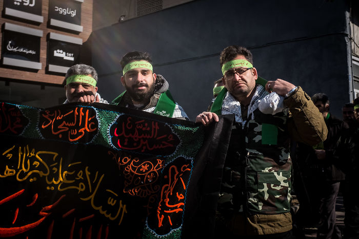 Los Bassidjis, la milicia islámica, inician una manifestación con los pasdaranos