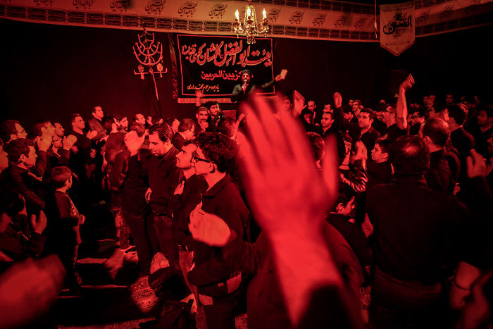 Durante los días de conmemoración de Hussein, los hombres iraníes se golpean el pecho en señal de arrepentimiento