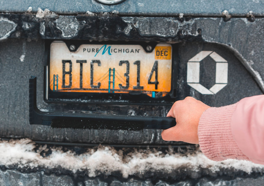 The World's First Snow Brush You Can Use Without Opening Your Car