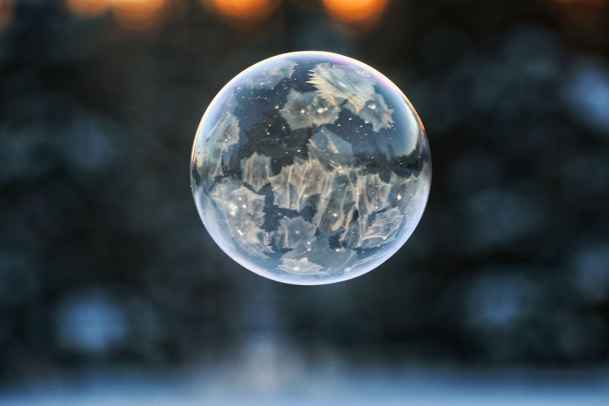 I Take Pictures Of Soap Bubbles That Freeze While Flying