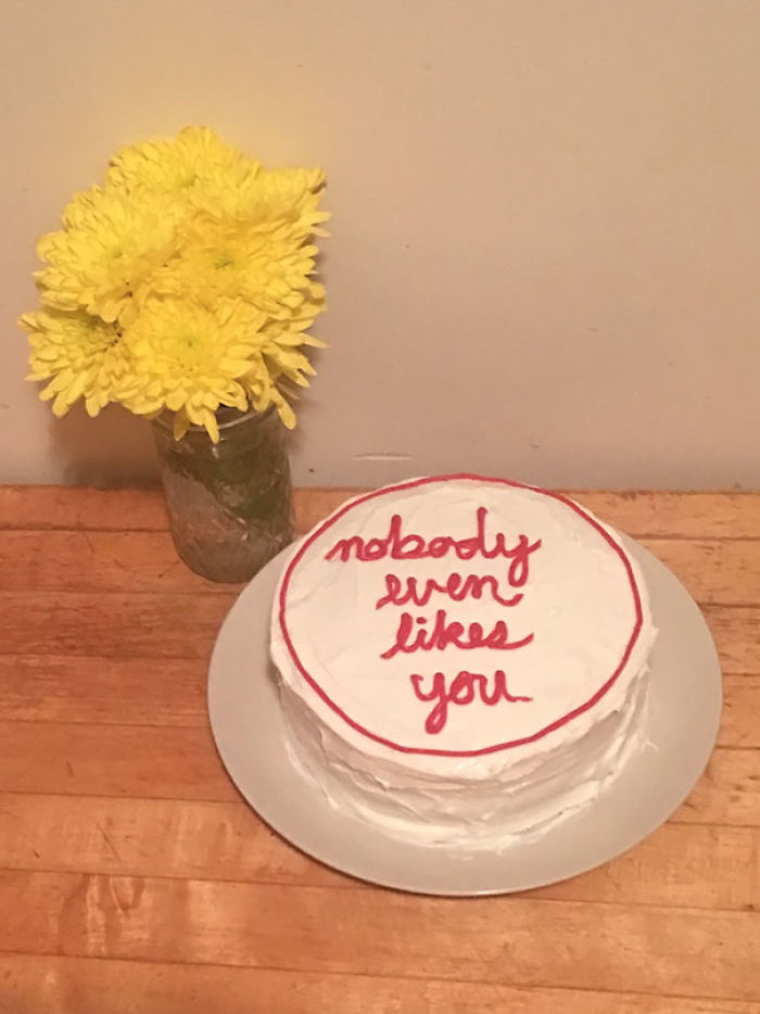 Hoy me he mudado a vivir con mi novia, y su compañera de piso me ha hecho una tarta que dice: "No le gustas a nadie"