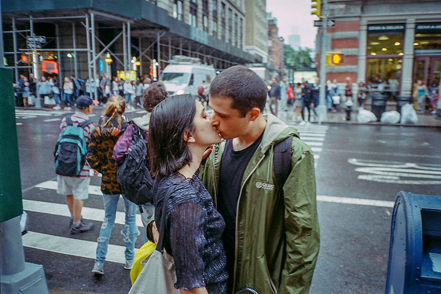 Photographers Go To The Streets To Capture The Meaning Of The Passion Among Couples These Days