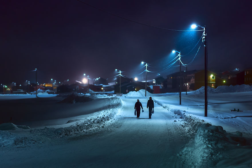I Photographed World's Northernmost Settlement During Polar Night, When Sun Doesn't Rise For Several Months