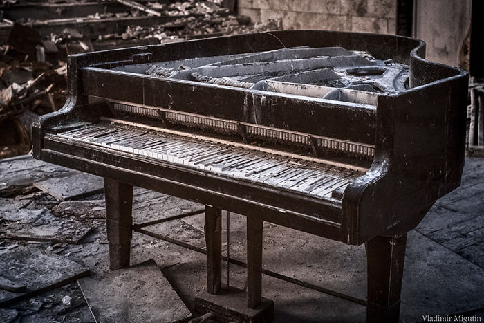 Piano abandonado en la sala de conciertos de Pripyat