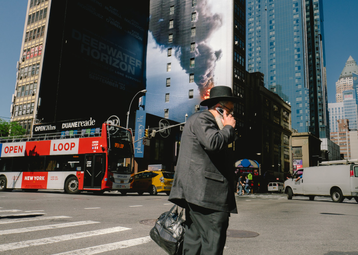 23 Amazing Coincidences That I Captured On The Streets Of New York