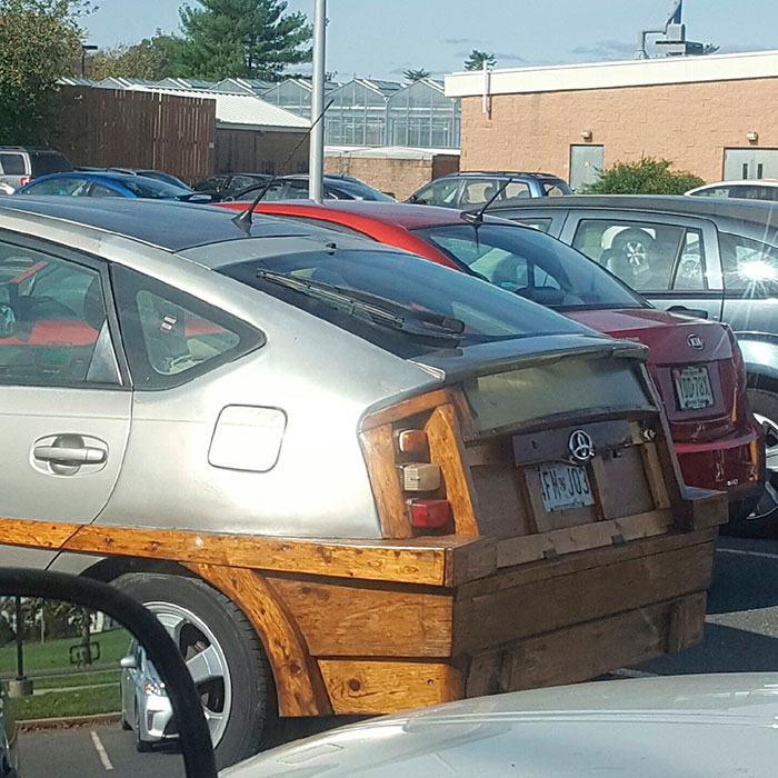 Bonito coche con madera