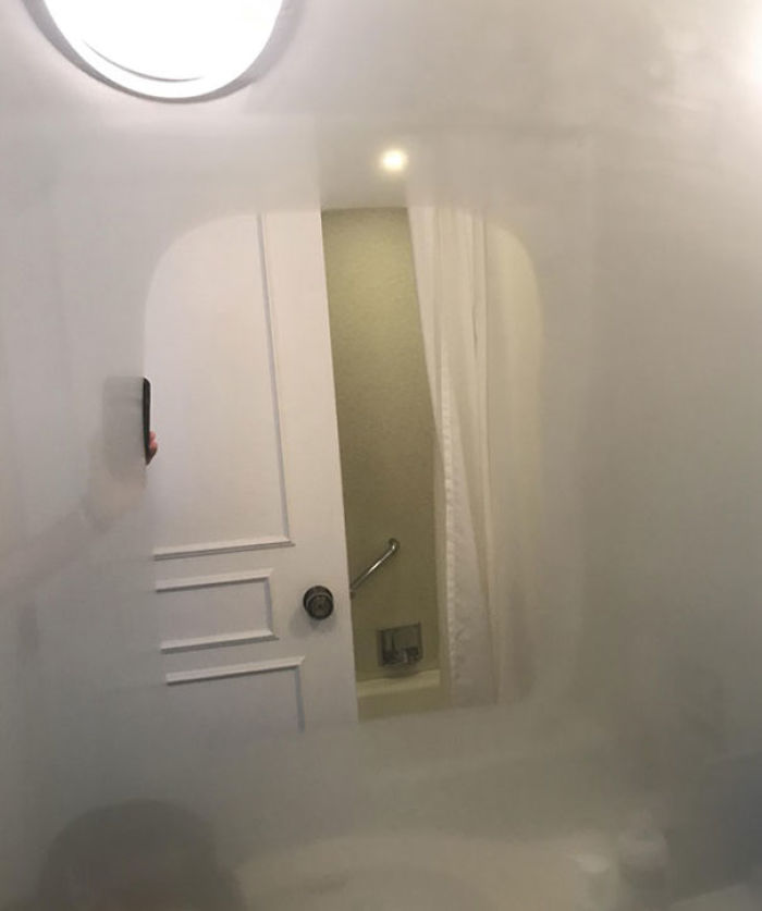 Espejo de hotel con una zona caliente para que no se llene de vapor tras la ducha