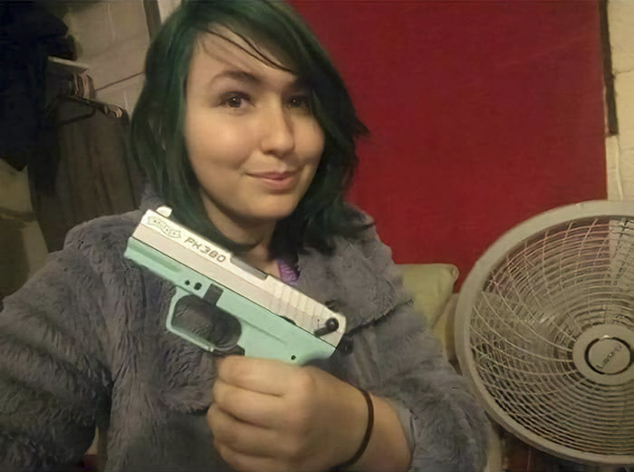 Esta mujer publicó fotos con su 1ª pistola presumiendo de su personalidad "prudente", pero lo lamentó unas semanas después
