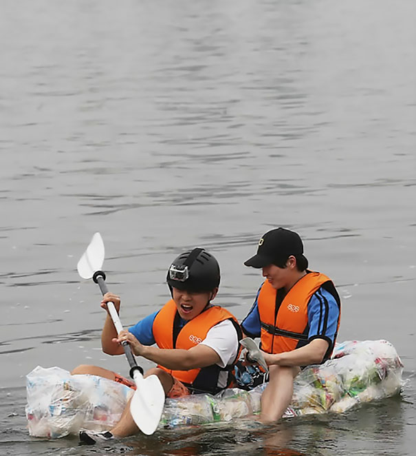 Korean Students Make A Raft Out Of Potato Chip Bags To Prove They Have Too Much Air In Them