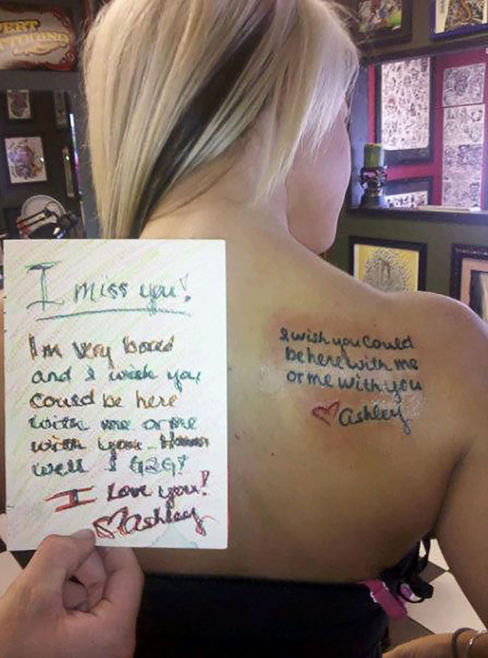 Su mejor amiga fue asesinada. Se ha tatuado una nota que ella le escribió años atrás. "Desearía que pudieras estar aquí conmigo o yo contigo"