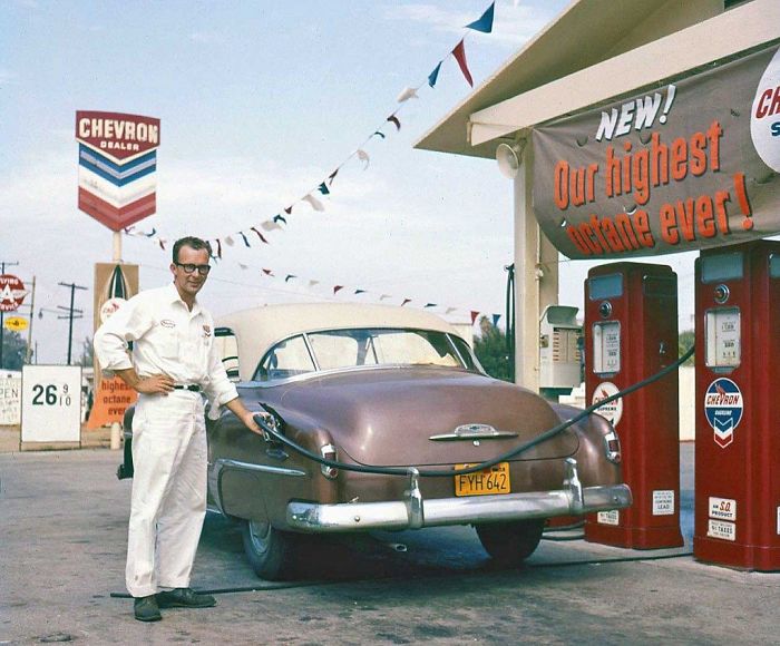 Poniendo gasolina al Chevy, 1957