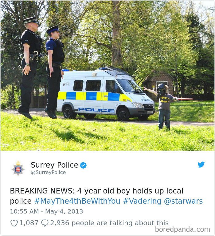 Niño de 4 años conteniendo a la policía local
