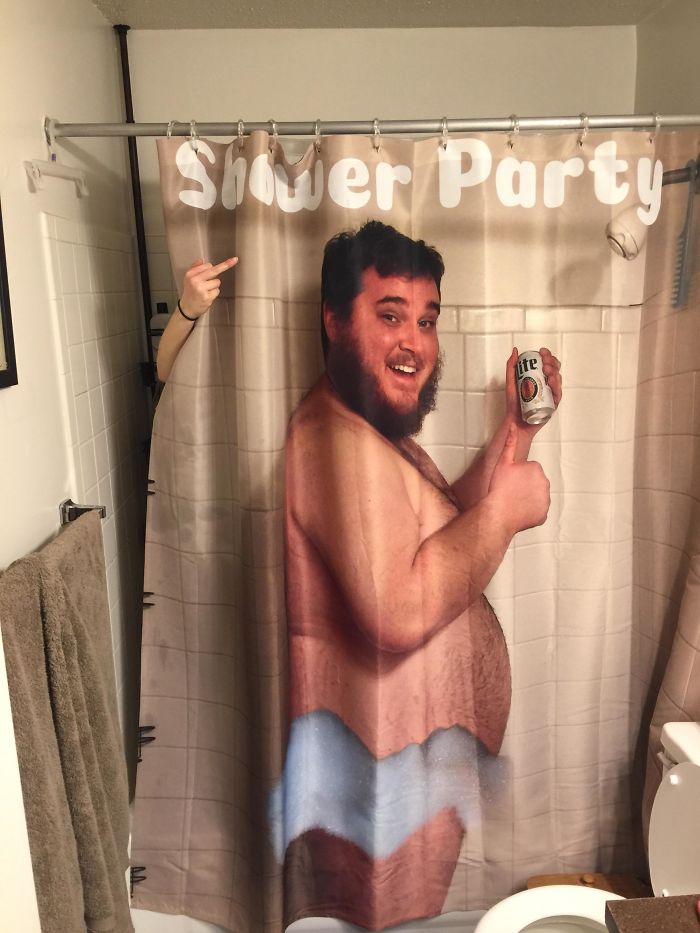Le he regalado a mi esposa una cortina de ducha en la que salgo yo bebiendo cerveza. No le ha impresionado