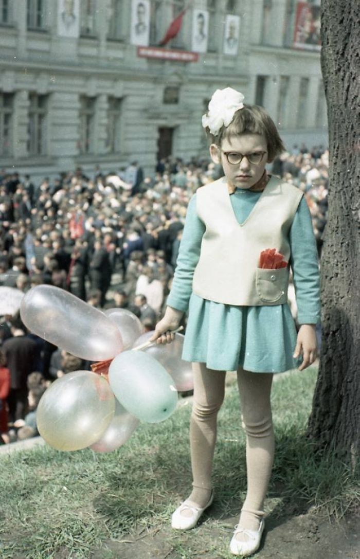Una niña sin más en la Manifestación comunista de primavera en Lviv, Ucrania, 1968