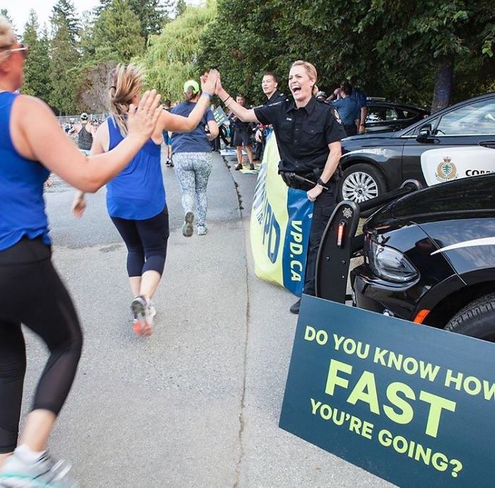 Policía en una media maratón: "¿Sabes lo rápido que vas?"
