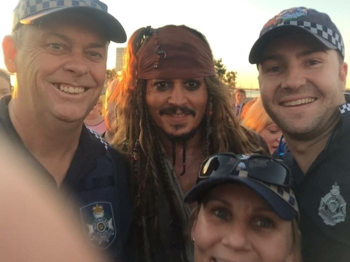 Johnny Depp paseándose como Jack Sparrow. La policía se hizo un selfie con él