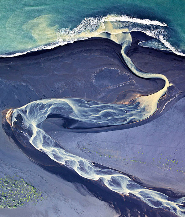 Amazing Icelandic River Almost Looks Like An Optical Illusion